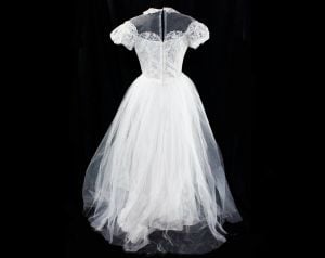 1950s Wedding Dress - Bouffant White 50s Bridal Gown - Short Puffed Sleeve - V Waist - Lace & Tulle - Fashionconstellate.com