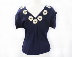 XL 1950s Summer Shirt - Rockabilly Casual Navy Blue Rayon 50s Blouse with Felt Daisy Appliques Buxom