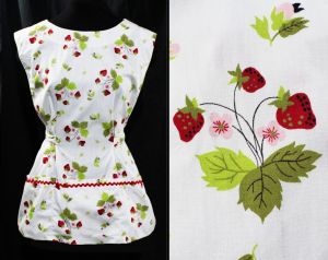 1950s Novelty Print Full Apron - Strawberries Fruit Red & White Cotton - Medium 50s House Wife Smock