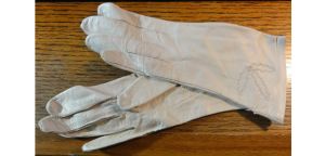 Vintage 1960s Pale Dove Gray Leather Gloves Made in France Silk Lining Size 6 1/2 - Fashionconstellate.com