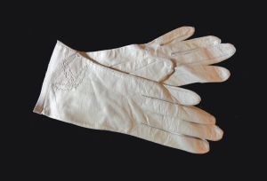 Vintage 1960s Pale Dove Gray Leather Gloves Made in France Silk Lining Size 6 1/2