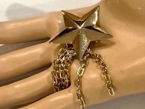 80s Gold Shooting Star Brooch | Dangle Chain Star Pin 2.75'' Long - Fashionconstellate.com
