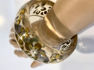 60s Clear Lucite Bangle with Gold Foil Floral Inlay | MOD Chunky Bracelet - Fashionconstellate.com