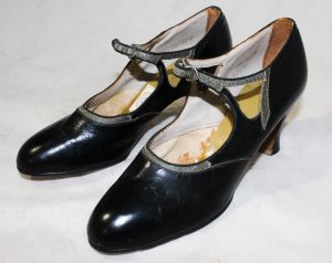 Art Deco 1920s Shoes with Cutwork - Size 5.5 Authentic 20s 30s Black Leather Pumps - Gray Trim