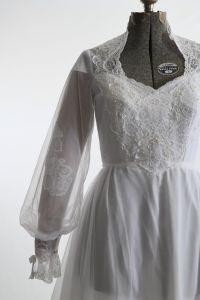 Vintage 1970s Romantic Bishop Sleeve Sweetheart Neckline Wedding Dress by Alfred Angelo | M/L - Fashionconstellate.com