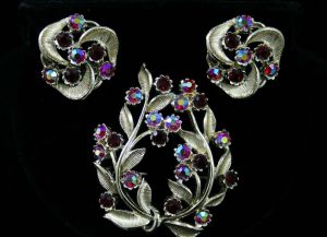 Rich Red Rhinestone Pin & Earrings - 1950s Posh Style Gold Metal - 50s Laurel Wreath Brooch - Aurora