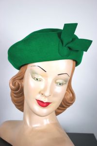 Emerald green hat beret style late 1940s early 1950s