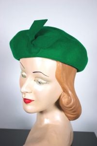 Emerald green hat beret style late 1940s early 1950s - Fashionconstellate.com