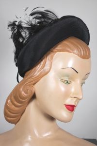  Late 1940 tilt hat black straw feathers trim pointed crown - Fashionconstellate.com