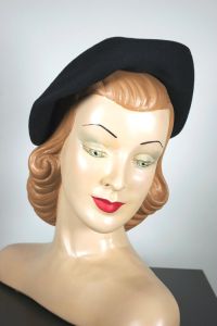 1950s hat black beret artist style structured crown - Fashionconstellate.com