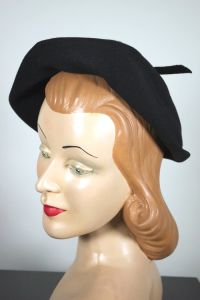 1950s hat black beret artist style structured crown