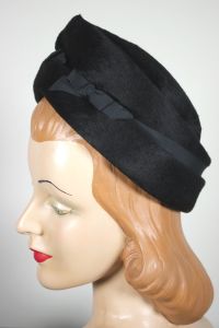 Plush black fur felt turban hat late 1950s early 1960s - Fashionconstellate.com