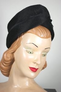 Plush black fur felt turban hat late 1950s early 1960s