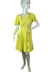 1970s yellow skaters dress with appliqued daisies