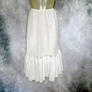 1970s White Midi Skirt Or Petticoat Half Slip - Fashionconstellate.com