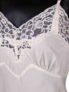 SeamPrufe  Vintage Full Slip White Acetate Nylon 1940s Beautiful Lace Size 32 S - Fashionconstellate.com