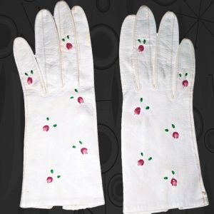 1960s Short White Kid Gloves With Embroidered Roses