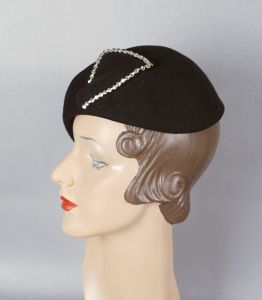 1930s Black Felt Asymmetrical Skull Cap Hat - Fashionconstellate.com