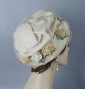 60s Antique White Cloche Style Hat w/ Floral Wreath - Fashionconstellate.com