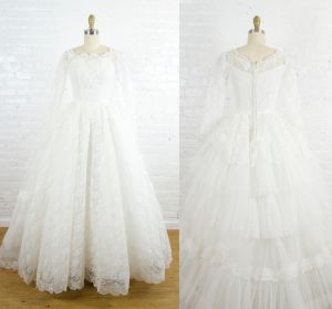 1950s tulle and lace wedding gown . vintage 50s ballgown wedding dress . small