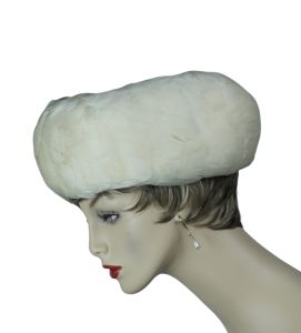 Antique White Feather Turban Style Hat